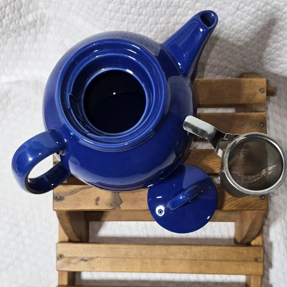 Chantal 1 1/2 qt Tea Pot with stainless steel tea steeper - Picture 4 of 5